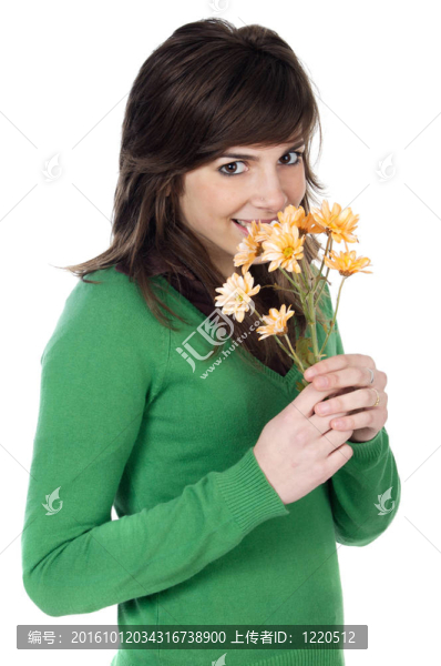 有花的有吸引力的女孩