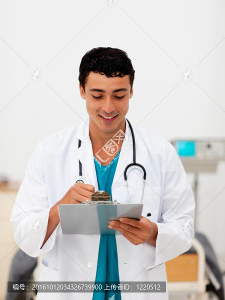 年輕的男醫(yī)生拿著一個夾板