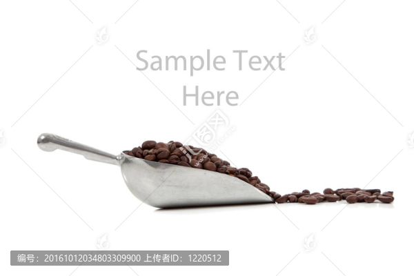 一個(gè)銀勺子與咖啡豆白色