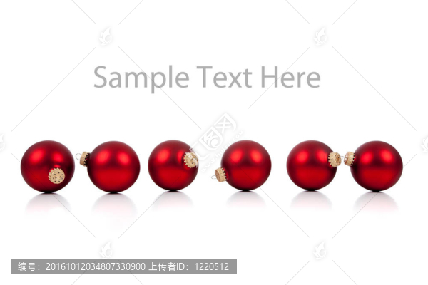 在白色的一排紅色的圣誕飾品、掛件