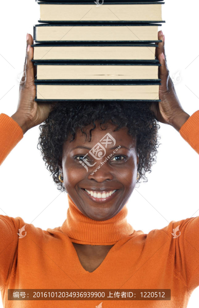 她頭上帶著書的女人