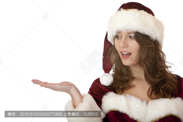 穿著圣誕老人克勞斯連衣裙的女人正在看著她的手。白色孤立。