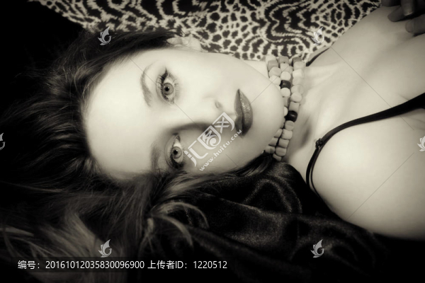 年輕的女人在珠子