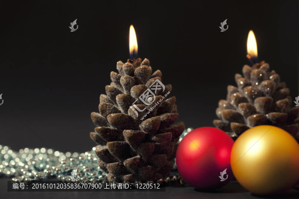 兩支蠟燭作為圣誕樹裝飾的蠟燭