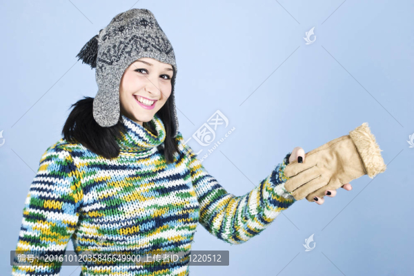 穿冬天衣服的女孩玩的很開(kāi)心