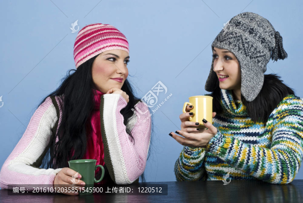 兩個女人討論并享受一杯熱飲料