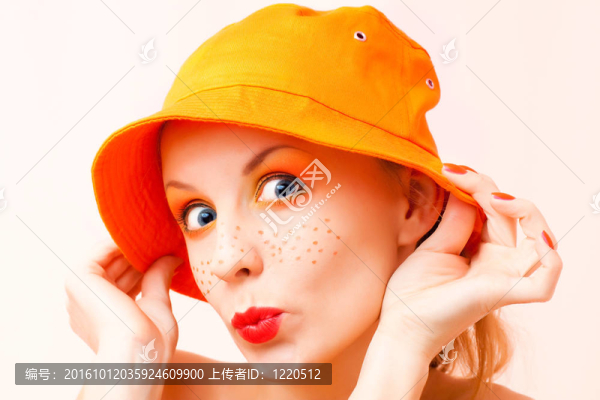 一個(gè)橙色的女孩的肖像
