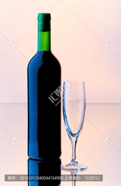 瓶子和酒杯的反光背景