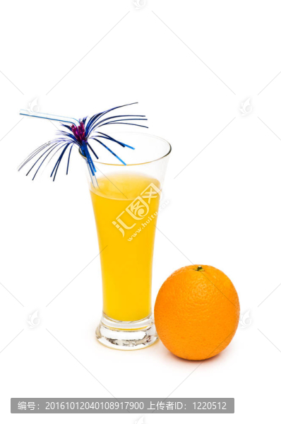 白色背景上的橙色雞尾酒