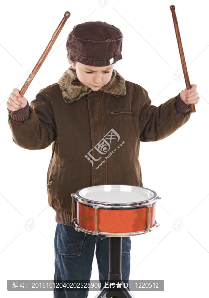 孩子玩鼓