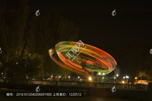 在巴庫的海上大道旋轉(zhuǎn)木馬；在阿塞拜疆
