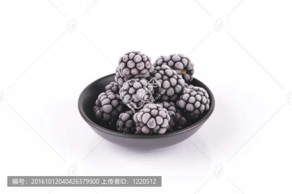在一個(gè)盤子里冷凍黑莓