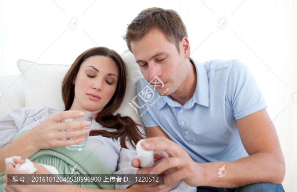 年輕人用流感照顧他的妻子