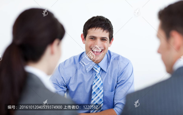 微笑的商務(wù)人士在求職面試中討論