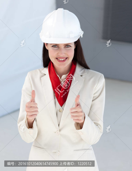 一位女建筑師豎起大拇指
