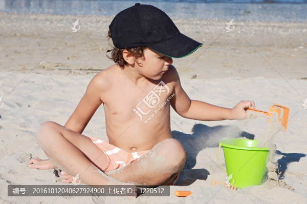 男孩在海灘玩