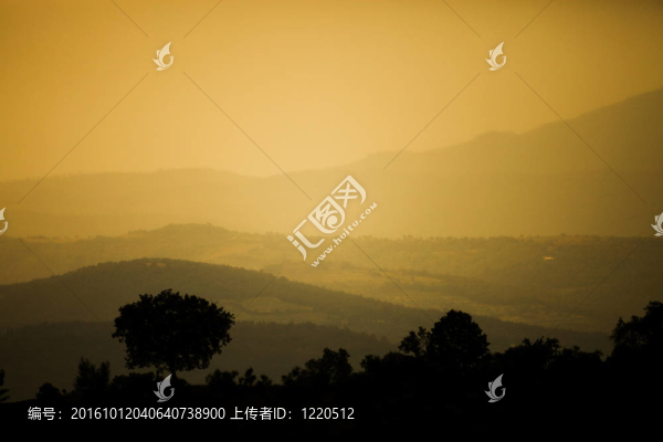 典型的意大利景觀在翁布里亞大區(qū)山的日落