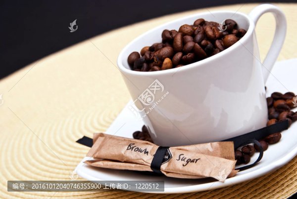 咖啡杯和咖啡色的咖啡豆