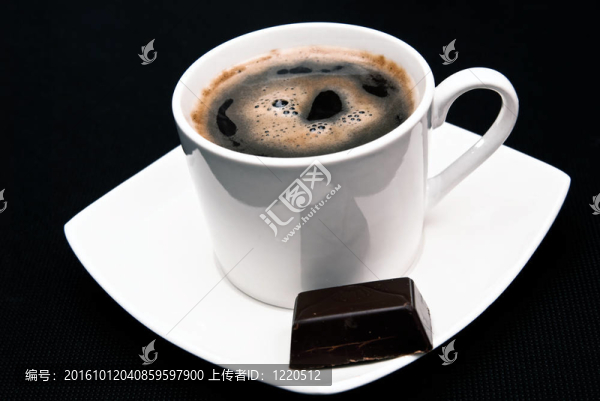 咖啡杯和巧克力糖