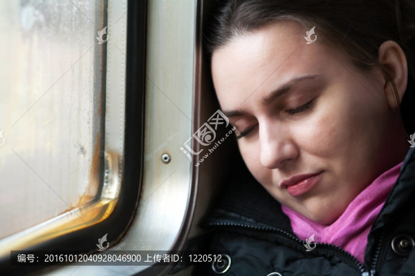 在火車上的年輕女孩