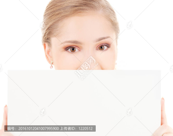 帶空白板的快樂女孩