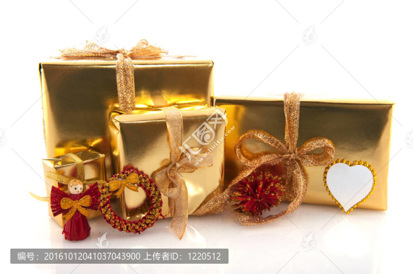 金色圣誕禮物配紅色飾品