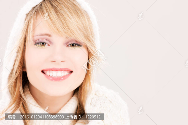 可愛(ài)的少女在連帽衫