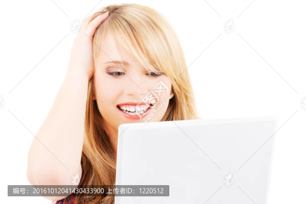 少女與筆記本電腦