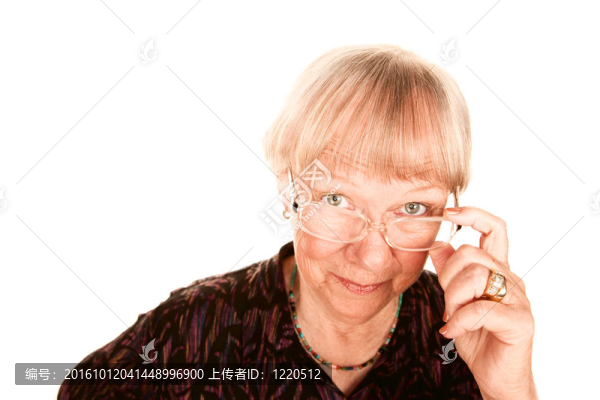 年長的女人在看她的眼鏡
