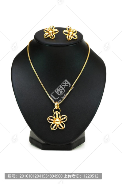 白色的金項(xiàng)鏈和耳環(huán)