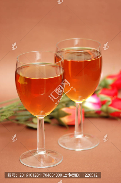 兩個酒杯和背景的花