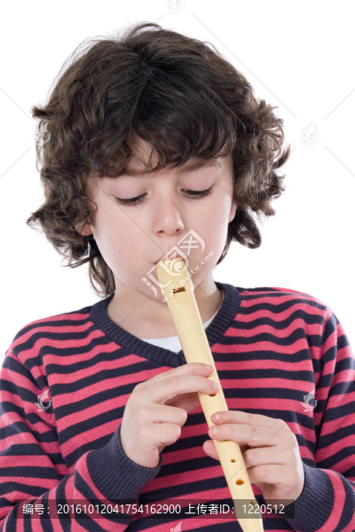 可愛的孩子吹長笛