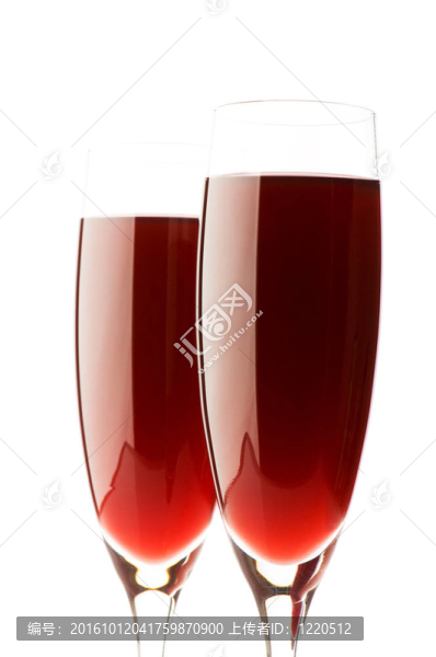 白底上的兩杯酒杯