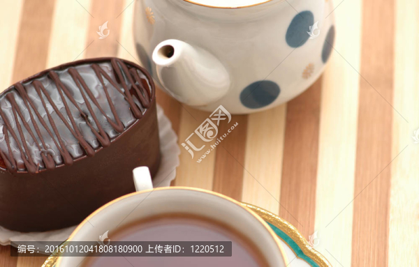 一杯茶；巧克力蛋糕和壺