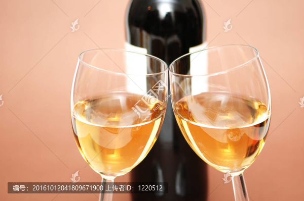 兩杯酒和一瓶酒