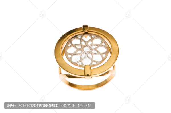 白色背景上的金戒指