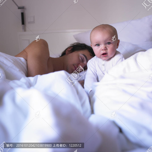 父親和嬰兒在床上