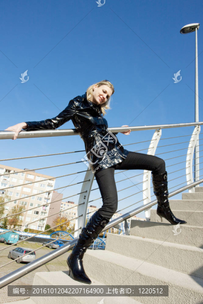 站著的女人穿著黑色的衣服