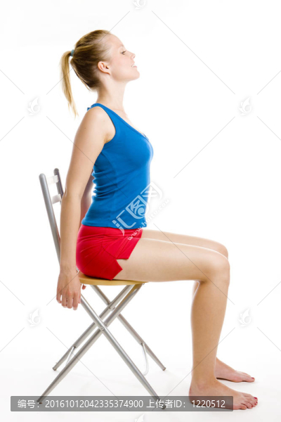 坐在椅子上的女人
