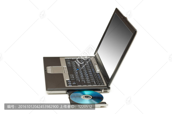 白色背景上的銀色筆記本電腦