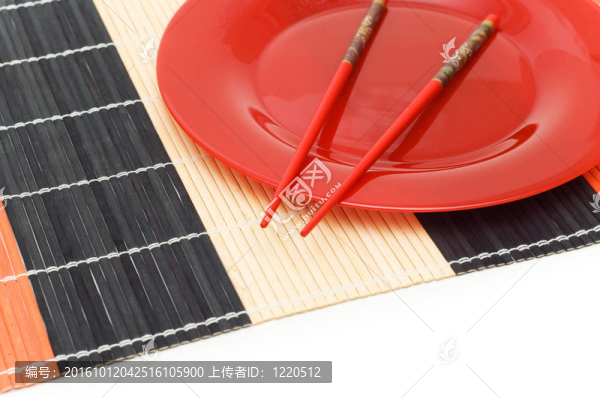 用白色隔離筷的紅盤子