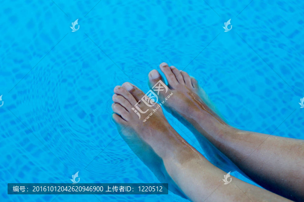 游泳池中的雙腳
