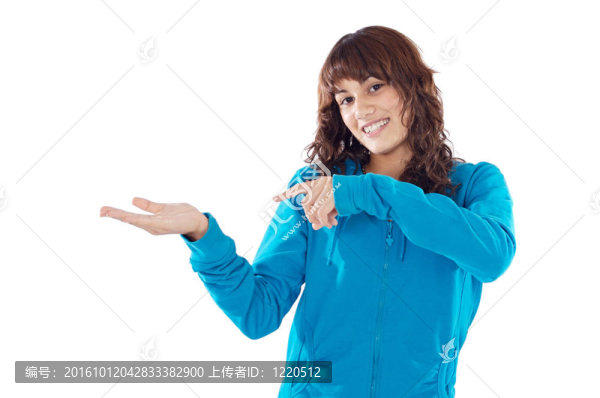 女孩拿著什么