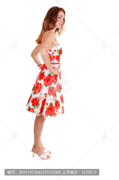 漂亮的女孩穿著五顏六色的衣服。