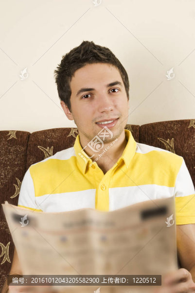微笑的男人看報紙