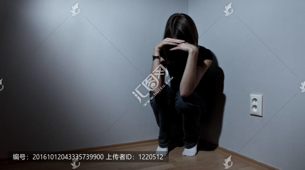 患有嚴重抑郁癥的年輕婦女