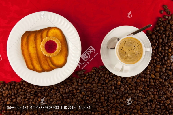 上面有咖啡豆的咖啡杯
