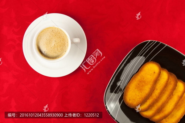 在紅色背景上的咖啡和餅干