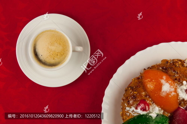 在紅色背景上的白色咖啡杯