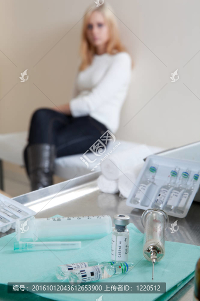 等待疫苗接種的婦女